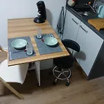 Modernesminizimmer-Stadtnah-Selfcheckin-Parkplatz
